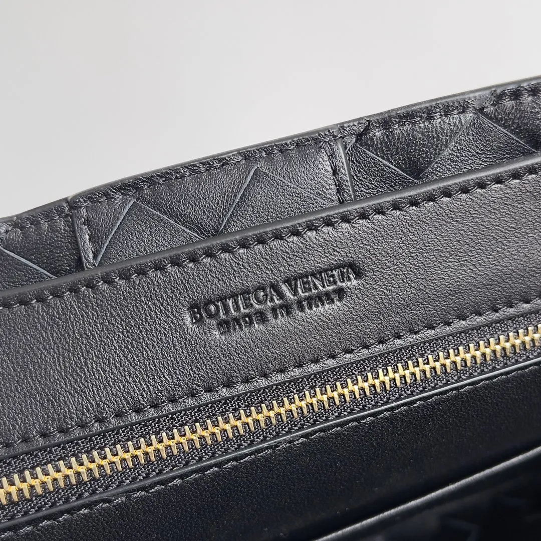 The 2023 new Andiamo batch of 1860 BV has been shipped‼ ️Really popular🔥The new Andiamo woven handbag launched by Bottega Veneta this season is really popular all over the world! ! Celebrities at home and abroad have worn it, and Oscar-winning actress Michelle Yeoh has taken it out on the street. Song Jia, Trai Yara, Yu Feihong, Sanji Ayaka, Rosie Hunting-Whiteley, Yoshioka Riho, etc. have all picked up this bag. It is classic and versatile, showing off its temperament, and the bag capacity is also large, which is very convenient for daily commuting! ! A variety of carrying methods, the shoulder straps can be adjusted by yourself, the original lambskin feels soft and delicate, and the neutral style is made to break gender boundaries and bring a more practical and longer-lasting use experience. Andiamo, which has both elegant and casual styles, perfectly interprets the true appearance of "fashionable old money style". Style number: 743568 Size: 25*22*10.5cm